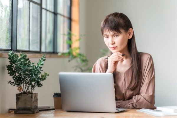 副業をする女性