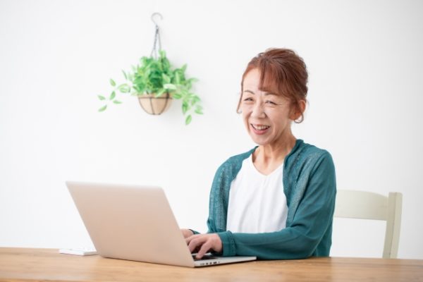 パソコンを楽しむ女性