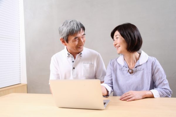 パソコンを駆使する夫婦