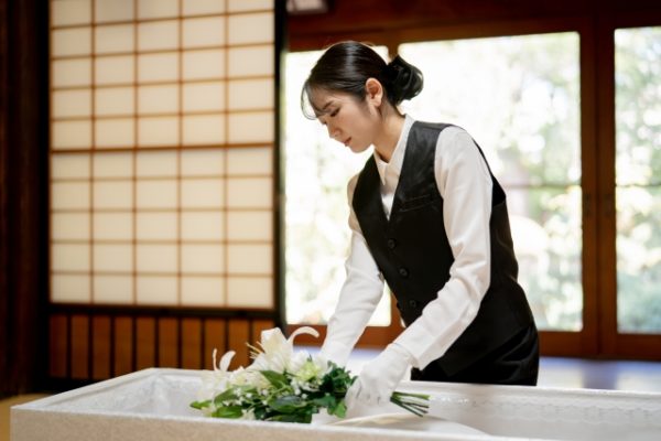 納棺をする葬儀スタッフ（納棺師・女性）