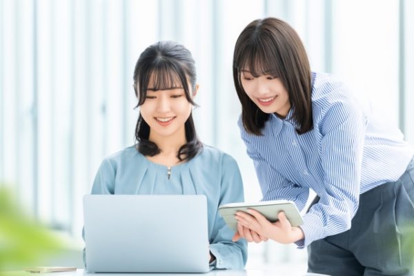 仕事をする女性二人