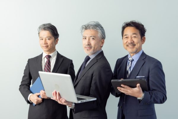 仕事をする男性たち