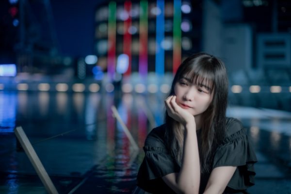 ぼーっつする女性