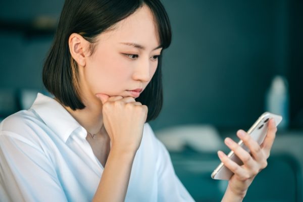 スマホの変身を確認する女性
