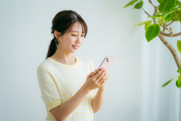 スマホの変身を確認する女性